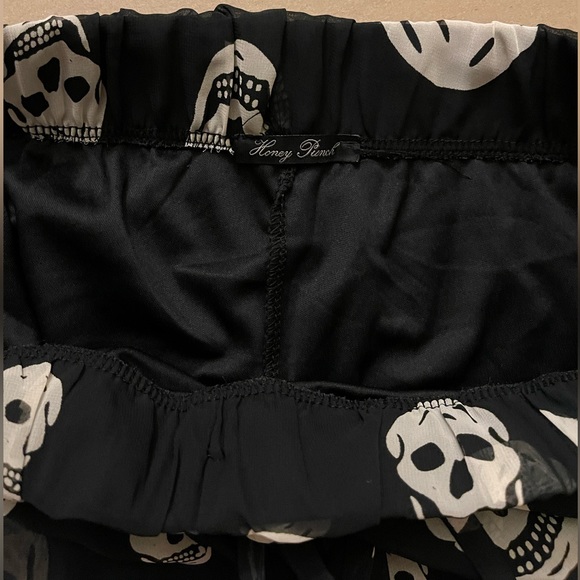 CLEARANCE! Honey Punch Sheer Skull Black Pants Size:Small( minimal flaw) - Picture 6 of 8